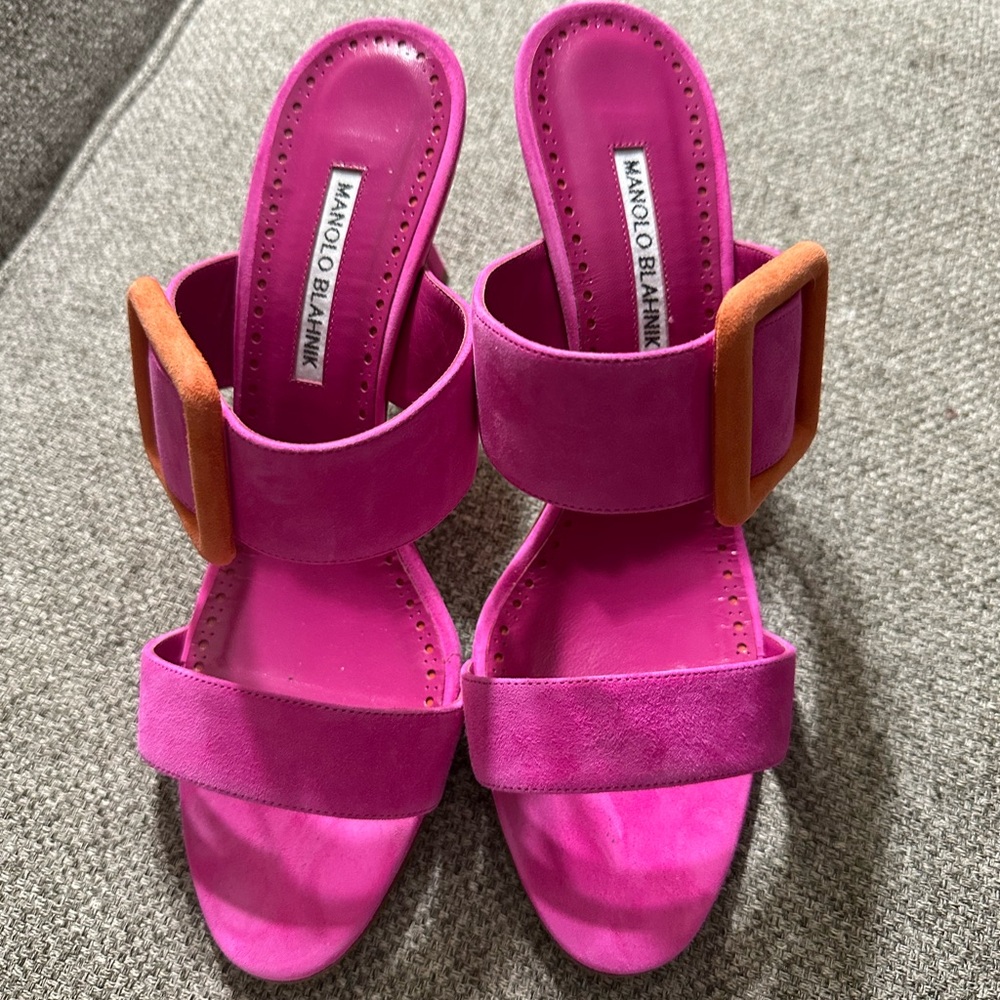 Manolo Blahnik gable 70mm buckled suede mules. Size 40. Pink and orange